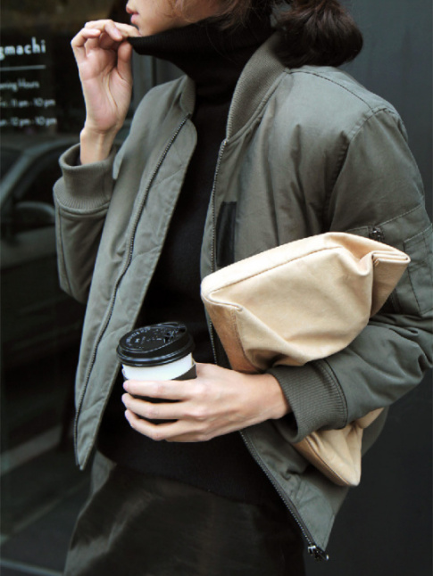 Blouson kaki + pull fin col roul noir = le bon mix