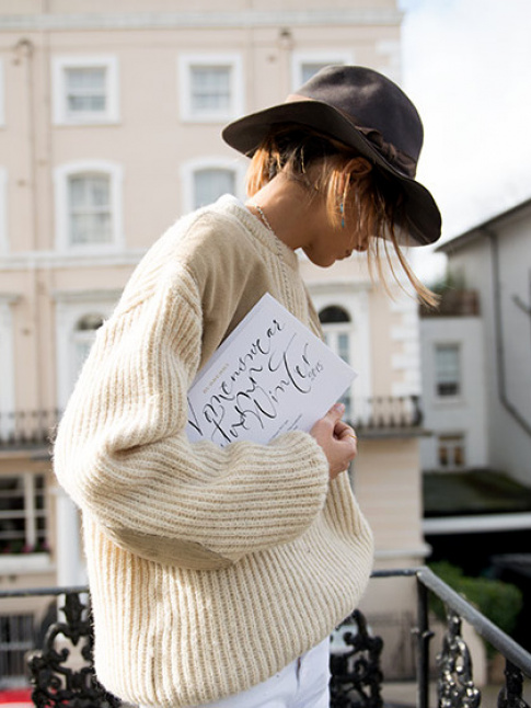 pais pull beige + jean blanc = le bon mix