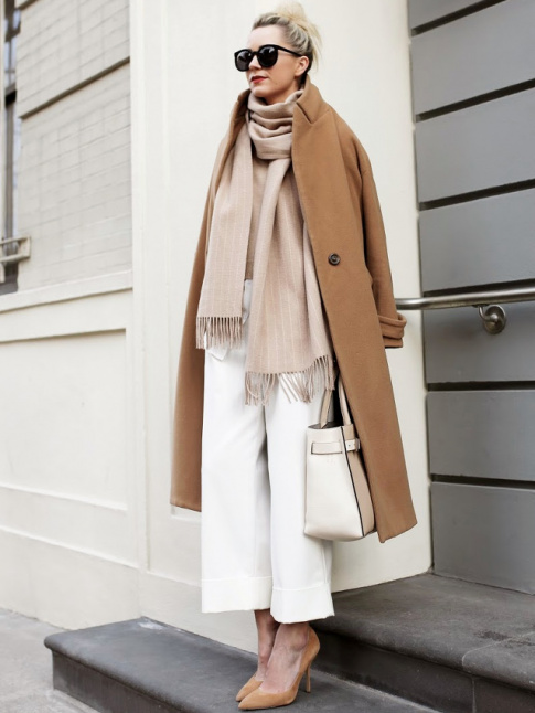 Entre volume moderne, touche de sexyness et camaeu de teintes sable, ce look cosy chic a tout bon !