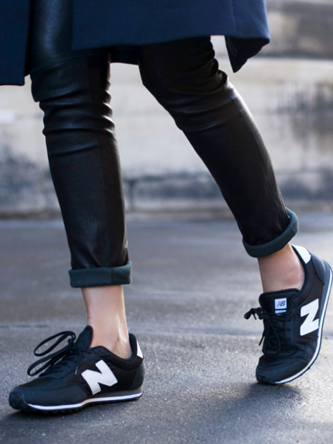 New Balance bleu marine + slim en cuir noir roulott sur la cheville = le bon mix