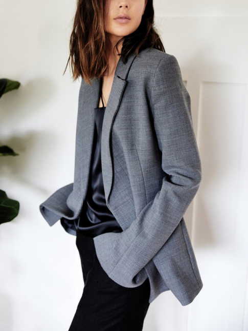 Entre gris classique et manches trop longues, ce blazer a tout bon !