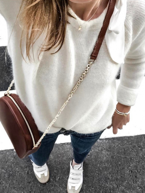 On aime lorsque pull moelleux tout blanc et petit sac en cuir marron se portent en duo