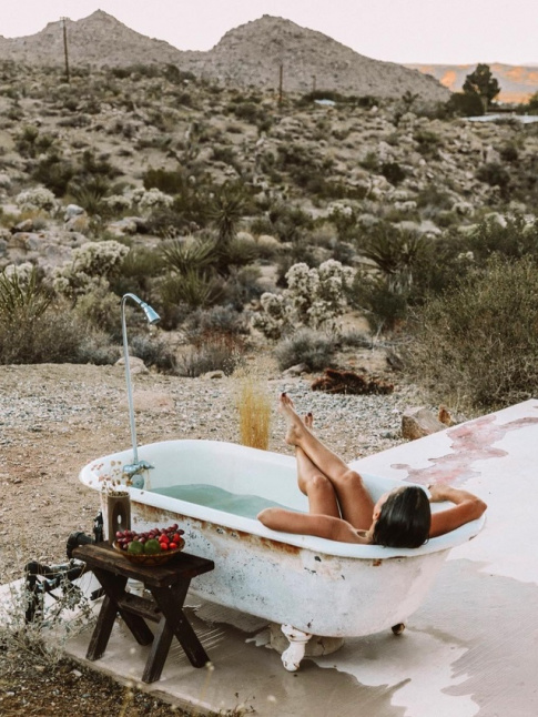 Baignoire + coucher de soleil + terrasse dserte = le bon mix