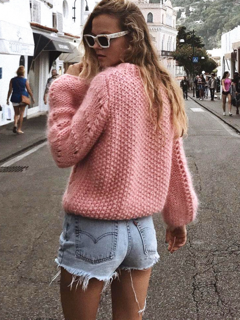 Ample pull-over rose + short en jean = le bon mix