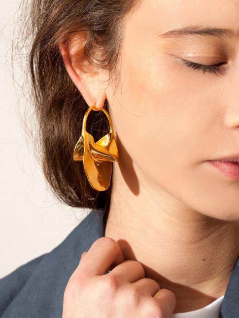Les maxi boucles d'oreilles dores, une obsession qui dure !