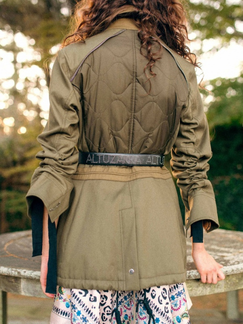 Parka kaki + large ceinture + robe subtilement folk = le bon mix