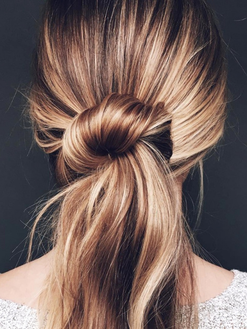 Le noeud de cheveux : la fusion russie entre le chignon et la queue de cheval !