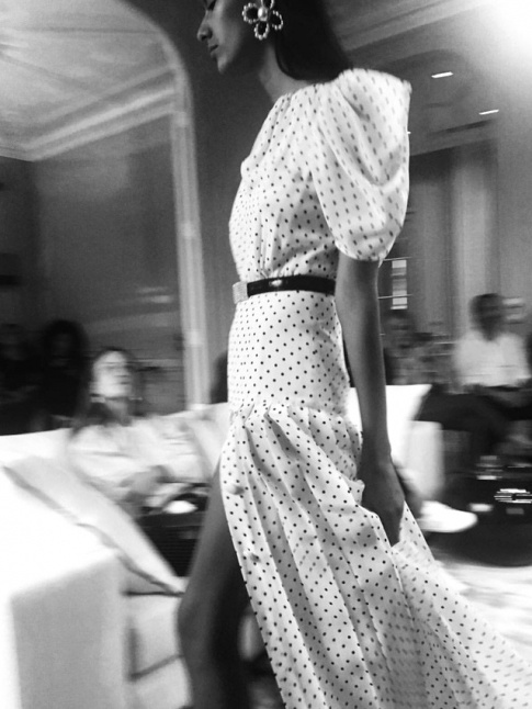 Mlant taille basse, pois dlicats et fente dboutonne, cette robe  tout bon !