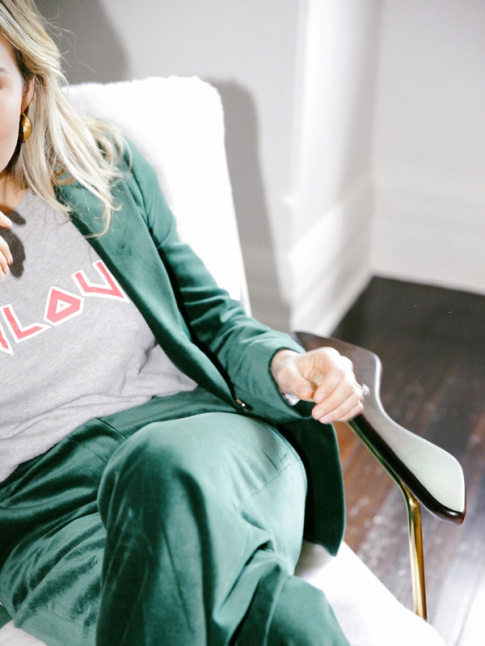 Tailleur pantalon + tee-shirt funky = le bon mix