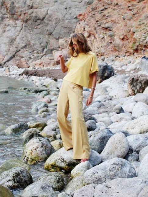 Mlant nonchalance seventies et camaeu de jaunes, ce look a tout bon !