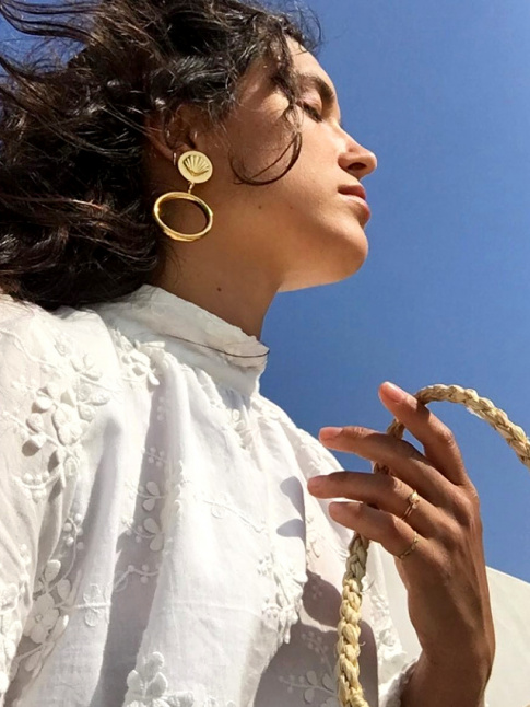 Blouse blanche  col montant + boucles d'oreilles XL dores = le bon mix