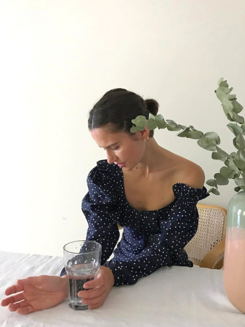 Mlant encolure originale et pois dlicats, cette robe Magda Butrym semble avoir tout bon !