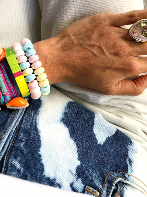 Le collier de bonbons port en bracelet, l'ultime bijou fantaisie ?