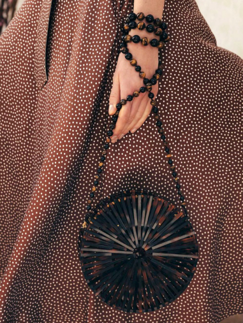 Pois blancs sur fond marron + texture effet caille de tortue = le bon mix