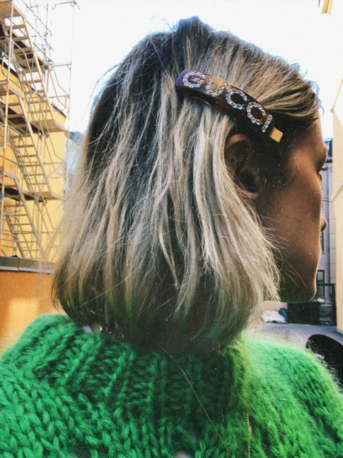 Barrette girly + gros pull mousseux = le bon mix