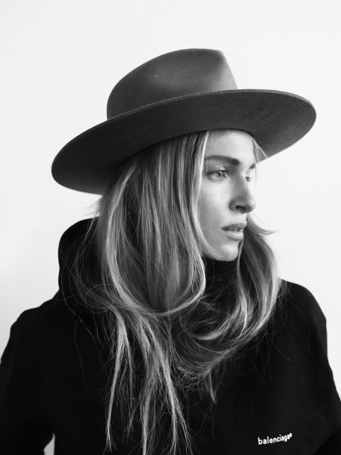 Sweat  capuche + fedora = le bon mix