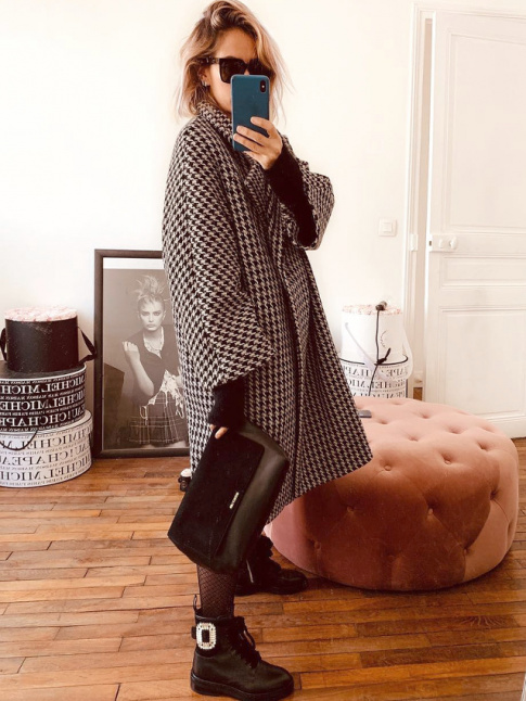 Mlant ampleur gnreuse et motifs pied-de-poule, ce manteau a tout bon !
