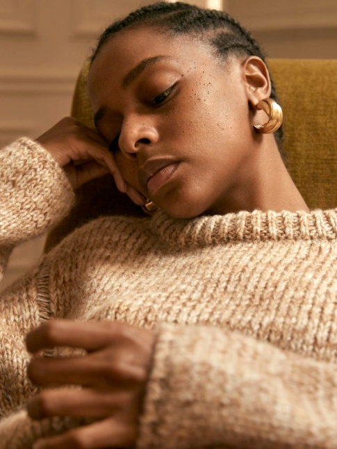Pull-over camel oversize + boucles d'oreilles dores = le bon mix