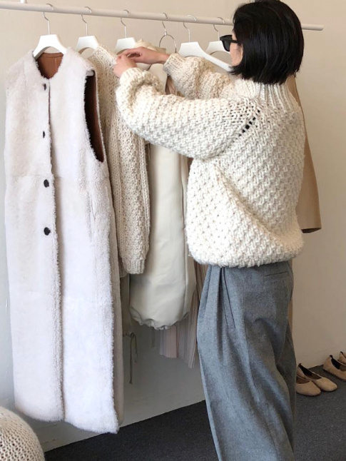 Oui  la rencontre entre pantalon large  pinces et pais pull tricot  la main !