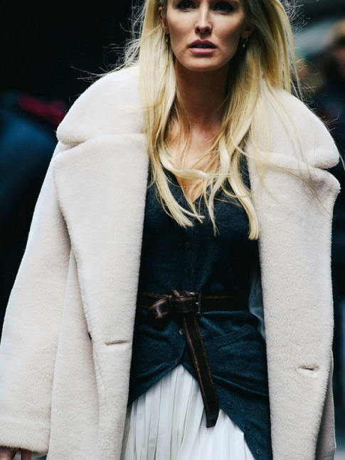 Rchauffe d'un ample manteau teddy bear, cette tenue de ballerine urbaine ne manque pas de charme