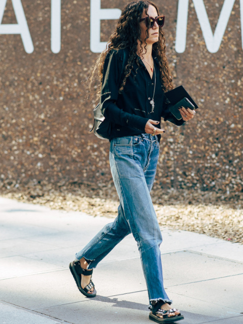 Jean droit + sandales massives noires + blouse rglisse = le bon mix