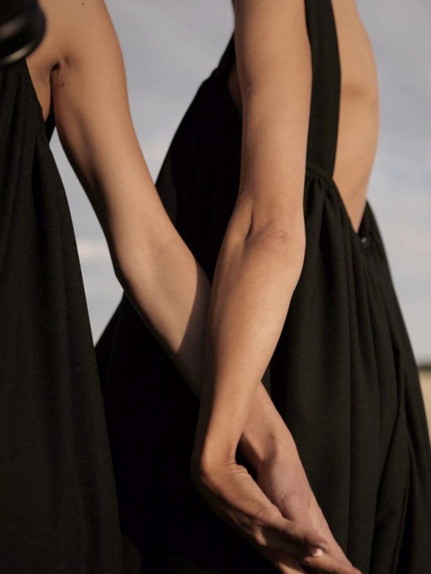 Wanted : une ample robe noire estivale !