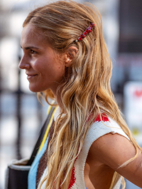 Chevelure floue + barrette faussement luxueuse = le bon mix