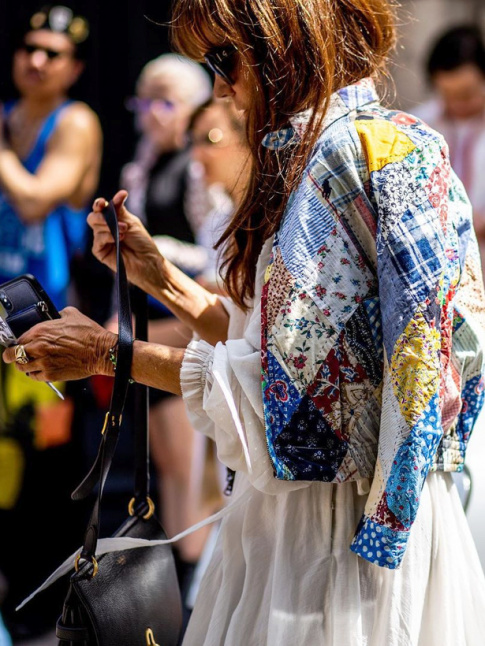 Robe blanche romantique + veste courte patchwork = le bon mix