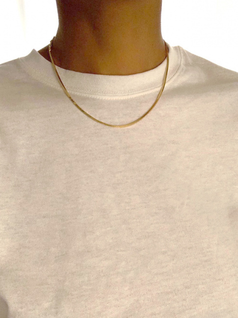 Trs fin collier dor + tee-shirt blanc = le bon mix