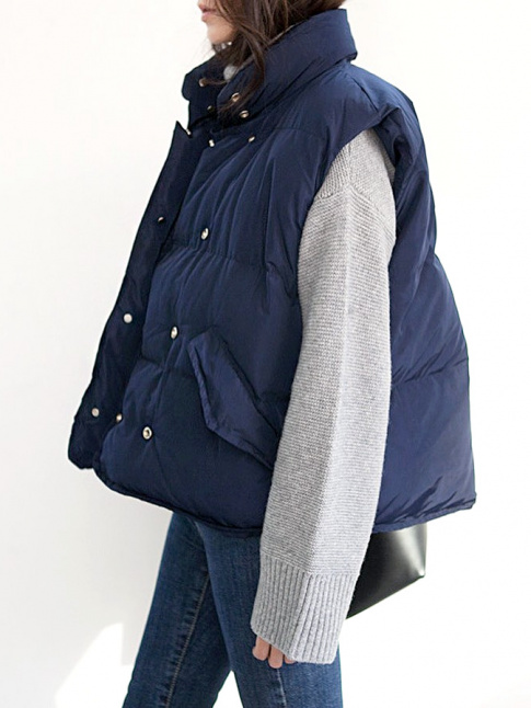 Travaille en mode oversize, la doudoune sans manches gagne en allure cosy/warmy !