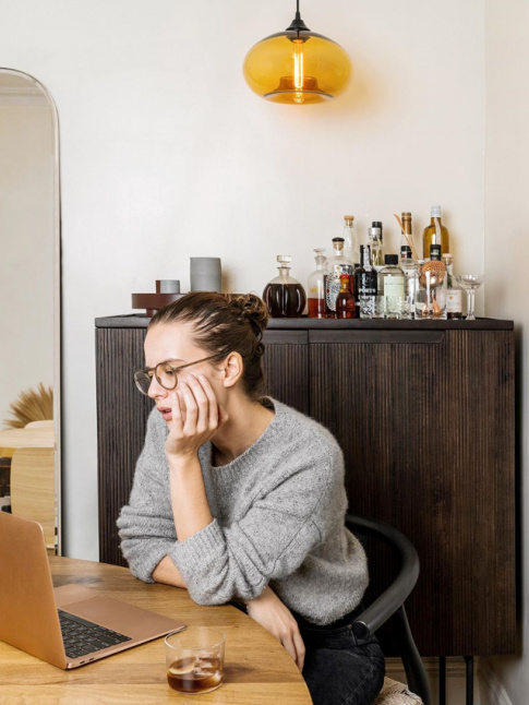 Chignon haut, lunettes, pull douillet et whisky  proximit : la panoplie des adeptes du home working !
