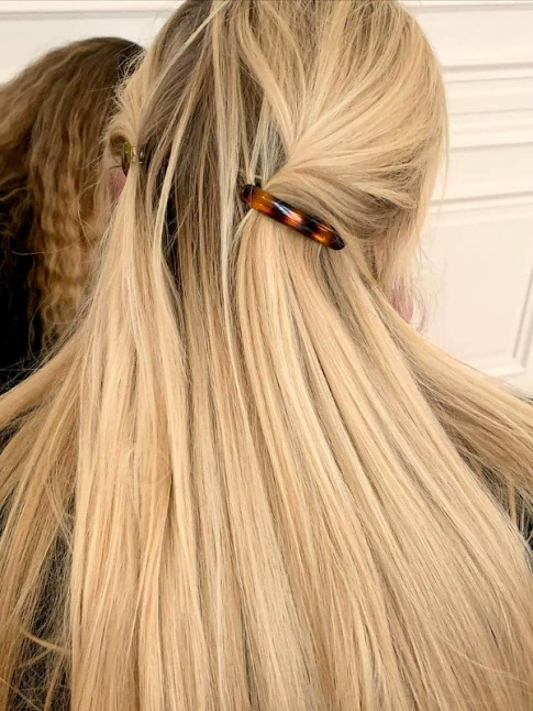 Deux barrettes cailles + longue chevelure blonde = le bon mix