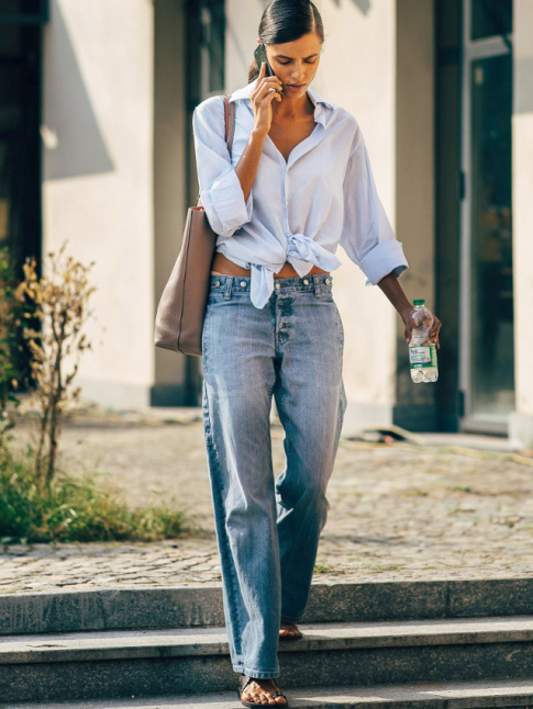 Mlant jean lgrement trop grand, chemise masculine noue sur le devant et simplicit gnrale, ce look a tout bon !