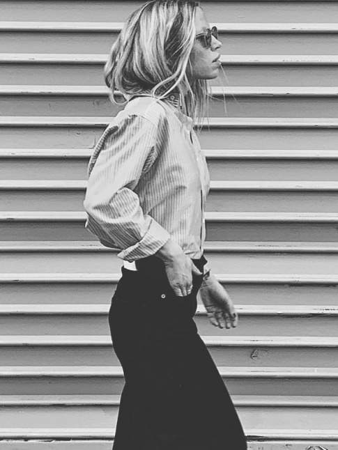 Wanted : une chevelure de surfeuse associe  un look seventies !