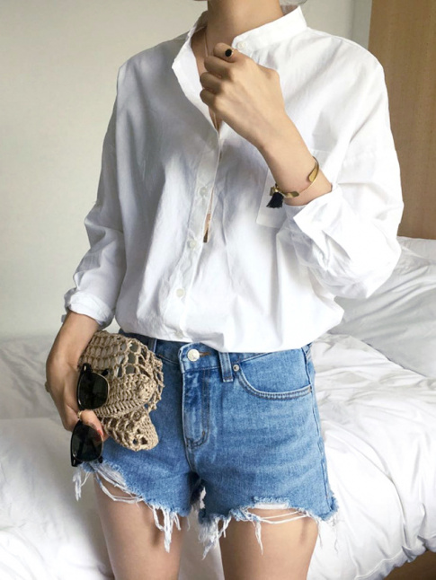 Rien de tel qu'une chemise blanche pour patiner l'aura grungy d'un short en jean dchir !