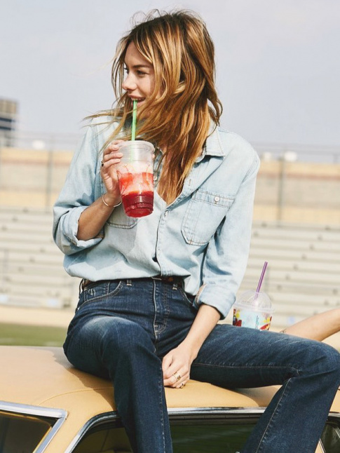 Chemise en jean clair + denim brut + coiffure 