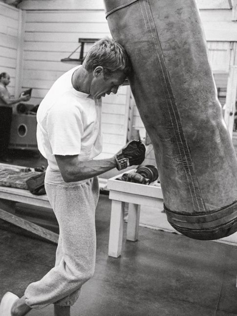 On volerait bien  Steve McQueen sa tenue de sport mlant jogging en molleton et tee-shirt aux manches coupes  cru !