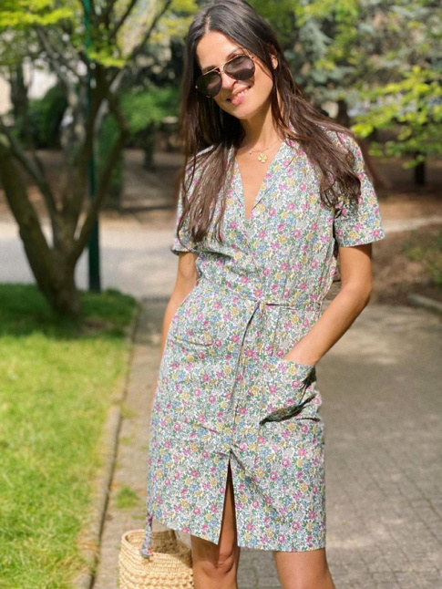 Robe chemise fleurie aux allures de blouse rtro + lunettes aviateur = le bon mix