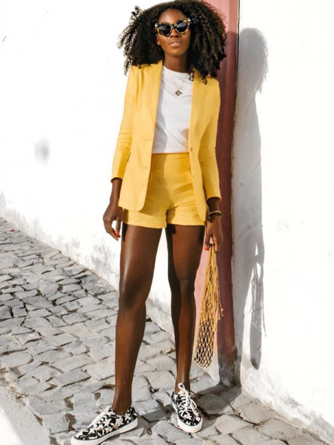 Jaune citron + tailleur short = le bon mix