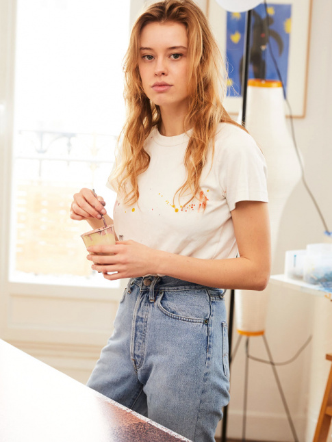 Tee-shirt blanc + jean droit taille haute bleu dlav = le bon mix
