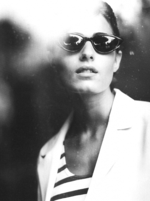 Lunettes cat-eye + top ray + coiffure glam/sage = le bon mix