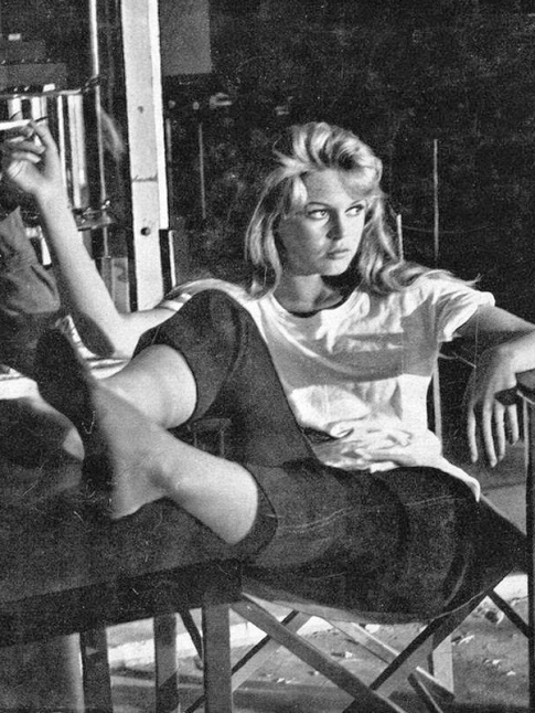 BB pieds nus et pensive : une photo qui a inspir toute une gnration de jeunes filles !