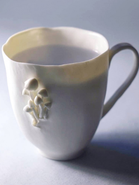Mlant finesse extrme et dtails organiques, cette tasse brille par sa douce posie !
