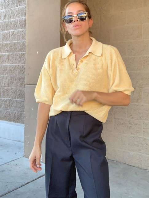 Polo mou en maille ctele jaune + pantalon large  pinces bleu marine = le bon mix