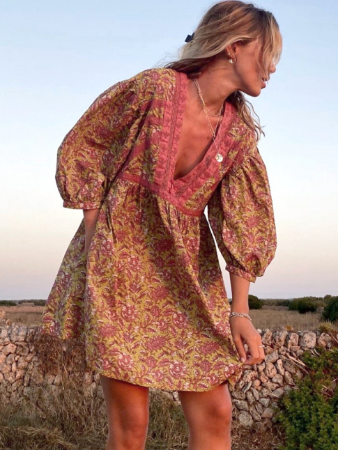 Le dress code le plus simple est souvent le meilleur alli des robes un brin charges