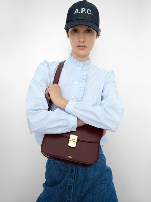 Chemise volante + jupe en jean brut + casquette bleu marine + sac en cuir bordeaux = le bon mix