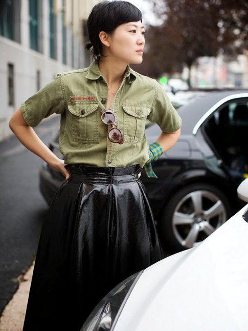 Chemise kaki + jupe midi en cuir noir = le bon mix