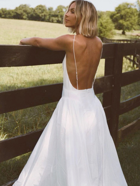 Mlant dos nu gnreux, bretelles ultra fines et dcoupes arrires flatteuses, cette robe blanche a tout bon !