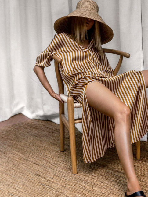Chapeau de paille SPF50 + longue tunique  rayures marrons = le bon mix