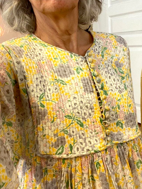 Mlant matelassage discret, effluves estivaux et range de boutons romantiques, cette robe a tout bon !